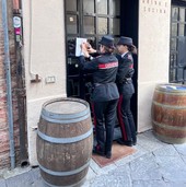 Albenga, sospesa la licenza ad un bar-ristorante: era stato trasformato in una sala da ballo