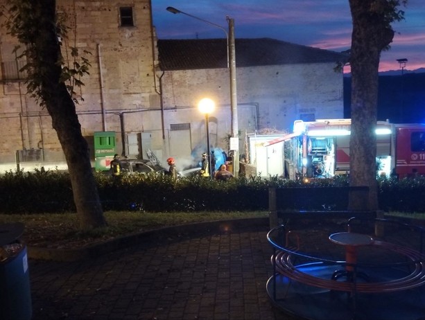 Auto in fiamme nella serata di ieri a Montemagno, tempestivo l'intervento dei soccorsi Auto in fiamme nella serata di ieri a Montemagno, tempestivo l'intervento dei soccorsi