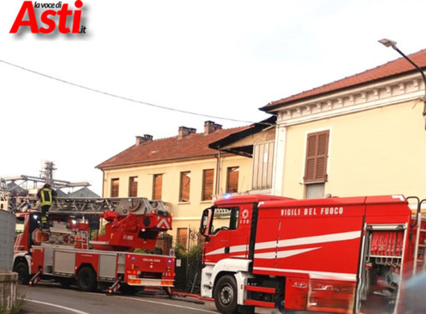 Incendio in un condominio di corso Alessandria, due famiglie evacuate