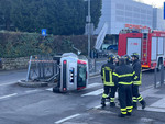FOTO. Urta l'isola pedonale e si ribalta con l'auto: paura in via Sanvito