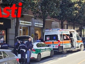 Donna investita in Corso Dante, trasportata in ambulanza Donna investita in Corso Dante, trasportata in ambulanza