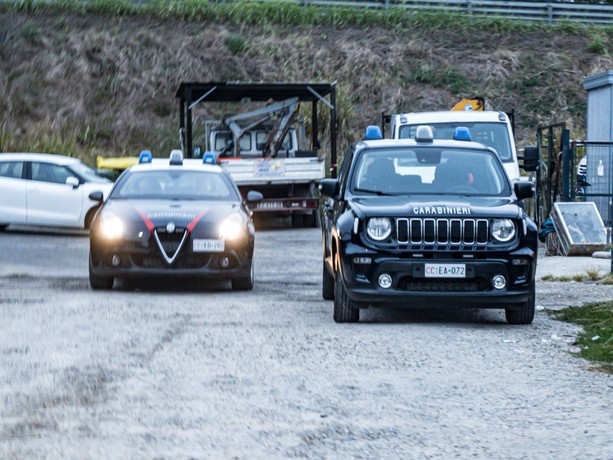 Alba, nuovo blitz dei carabinieri all’alba nel campo nomadi Pinot Gallizio Alba, nuovo blitz dei carabinieri all’alba nel campo nomadi Pinot Gallizio