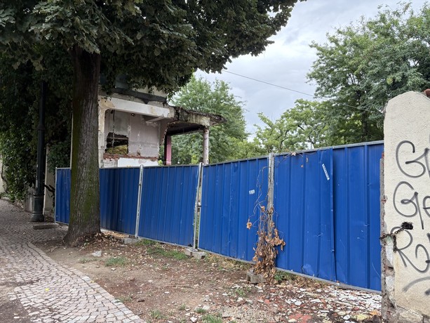 I dubbi sul futuro del Club 84, tra abusi edilizi e degrado un'altra estate flop [FOTO]
