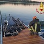 Incendio di un pontile a Travedona, vigili del fuoco in azione