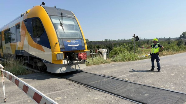 Lagnasco, autoarticolato abbatte le sbarre del passaggio a livello e si allontana. Indagini per risalire al responsabile Lagnasco, autoarticolato abbatte le sbarre del passaggio a livello e si allontana. Indagini per risalire al responsabile
