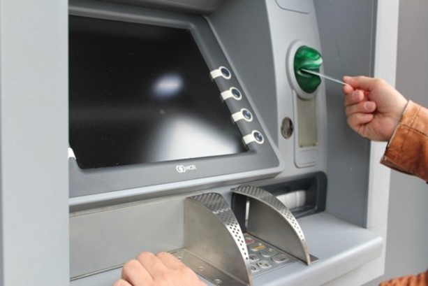 Saronno, esce dalla banca e viene scippato dopo una colluttazione
