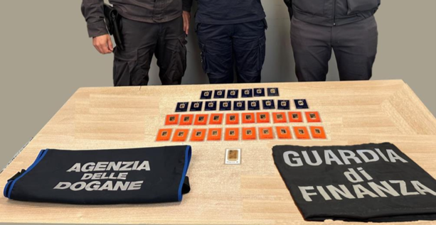 Al valico tra Svizzera e Italia con lingotti e monete d'oro nascosti nello zaino: multati tre stranieri Al valico tra Svizzera e Italia con lingotti e monete d'oro nascosti nello zaino: multati tre stranieri