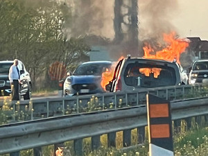 Prima il tamponamento, poi le fiamme: auto brucia sulla Torino-Savona [FOTO E VIDEO]