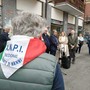 Pietre d'inciampo vandalizzate, presidio in piazza Santa Giulia: "Gesto ignobile per cancellare la Shoah" [FOTO]