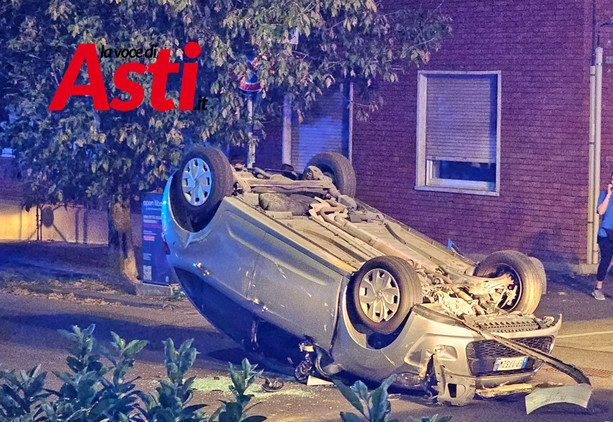 Viale Partigiani bloccato in entrambi i sensi: auto ribaltata all'imbocco Viale Partigiani bloccato in entrambi i sensi: auto ribaltata all'imbocco