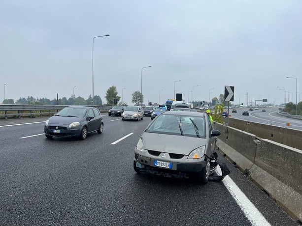 Ancora uno schianto in tangenziale: traffico bloccato per un incidente all'altezza di Bruere