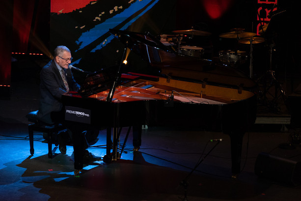 Tutti gli occhi del Tenco su Gaza: la musica si fa resistenza, l’Ariston si ferma per Nabil Bey e si illumina con Tosca e Silvestri (Foto) Tutti gli occhi del Tenco su Gaza: la musica si fa resistenza, l’Ariston si ferma per Nabil Bey e si illumina con Tosca e Silvestri (Foto)