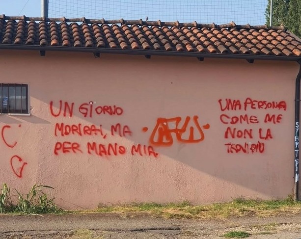 "Un giorno morirai per mano mia": scritta inquietante compare su un muro della città "Un giorno morirai per mano mia": scritta inquietante compare su un muro della città