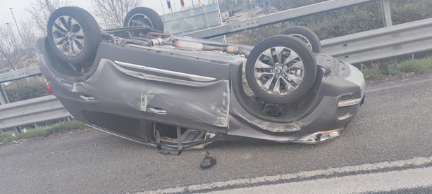 Incidente sulla Torino-Pinerolo all'altezza di Piscina: un'auto si ribalta sulla carreggiata