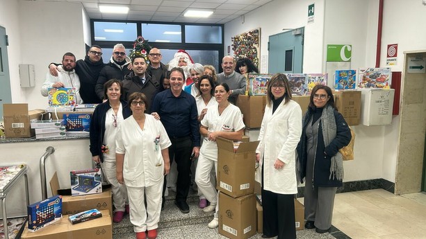 Duecento sorrisi per i piccoli pazienti del Regina Margherita: arrivano i regali di Natale Duecento sorrisi per i piccoli pazienti del Regina Margherita: arrivano i regali di Natale