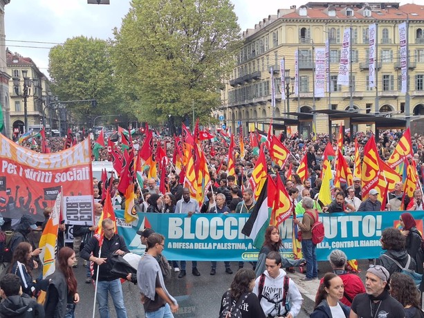 Sciopero generale a Torino: sindacati, studenti e famiglie in piazza contro il genocidio a Gaza [FOTO]