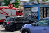 Varese, perde il controllo dell'auto e finisce contro l'edicola di viale Borri