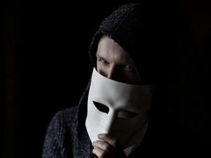 Voci clonate e finti messaggi bancari, così i truffatori colpiscono chi resta solo a casa Voci clonate e finti messaggi bancari, così i truffatori colpiscono chi resta solo a casa