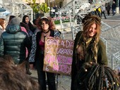Flash mob a Sanremo contro la campana del Vescovo: protesta in piazza Colombo sui diritti e l’aborto (Foto e Video)