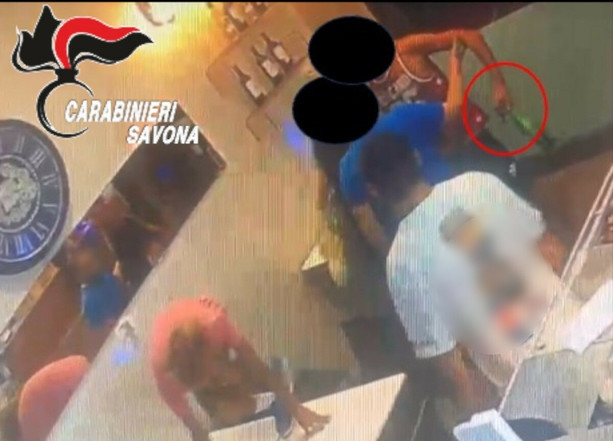 Albenga, tentata rapina a mano armata in un locale, arrestati i due presunti responsabili (VIDEO) Albenga, tentata rapina a mano armata in un locale, arrestati i due presunti responsabili (VIDEO)
