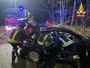 FOTO. Auto esce di strada e finisce contro un albero: automobilista ferito all'alba