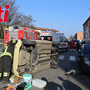 Incidente in via Torchio: un'auto si ribalta dopo l'impatto