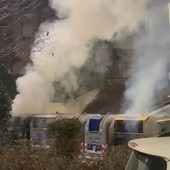 Danno alle fiamme i bidoni poi scappano, paura in piazza Ghirlandaio