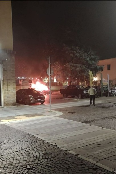 Auto in fiamme nel piazzale della stazione di Asti Auto in fiamme nel piazzale della stazione di Asti