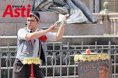 Illusionisti da tutto il mondo incantano piazza Roma: ad Asti le semifinali del Campionato di street magic [FOTO]