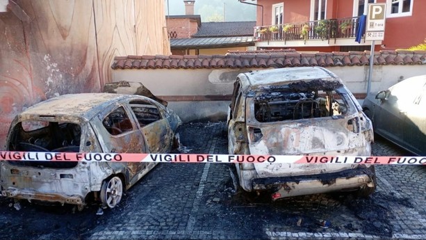 Quattro auto incendiate, minacce e video sui social: 19enne arrestato a Bernezzo