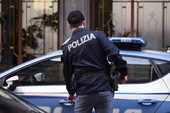 Maltrattava la moglie da anni e la figlia: divieto di avvicinamento e braccialetto elettronico per un sessantenne