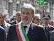 Incidente per il sindaco di Genova Marco Bucci: cade in casa e si frattura sei costole dopo essere svenuto