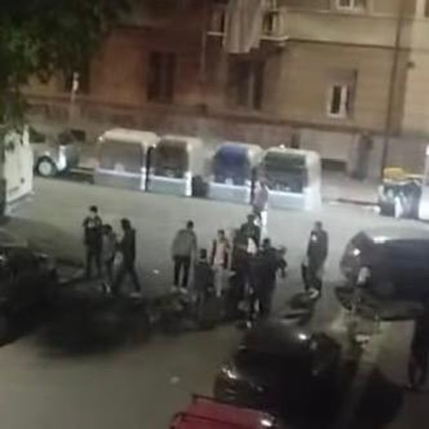 Sangue a terra, parabrezza sfondati e un accoltellamento: ancora una notte folle in Barriera [VIDEO]