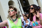 Venti di lotte a Torino: la sfilata del ventennale lancia la città verso l’Europride: oltre 100mila in corteo [FOTO e VIDEO]