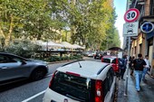 Il dramma di Nicolò, morto a 7 anni sulla strada condivisa di Vanchiglia: domani la cordata in bici dei genitori per la sicurezza