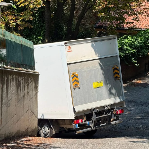 In collina il furgoncino resta incastrato e prende fuoco, intervengono i pompieri