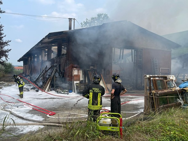 Falegnameria a fuoco tra Alba e Ricca. Al lavoro vigili del fuoco anche da Cuneo, Asti, Cortemilia e Savigliano