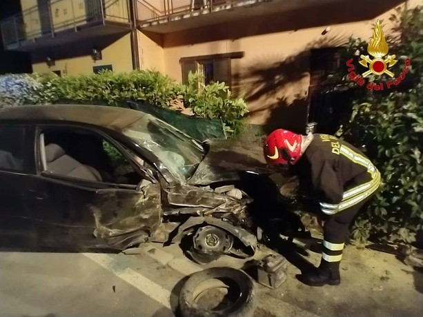 Si schianta e abbatte il contatore del gas. L'auto prende fuoco e il conducente fugge gettandosi nel fiume
