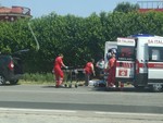 Cuneo, cade dallo scooter in corso Francia dopo una frenata improvvisa: trasportato in ospedale Cuneo, cade dallo scooter in corso Francia dopo una frenata improvvisa: trasportato in ospedale