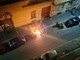Sparano petardi e incendiano auto e bidoni, la 7: “Senza agenti, zone rosse flop”
