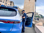 Savona, 41enne minaccia l’ex e aggredisce i poliziotti: agente estrae il taser e lo blocca