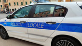 Spacciava spostandosi in auto con targhe contraffatte e senza patente: arrestato a Finale, dalla Polizia locale, un 30enne