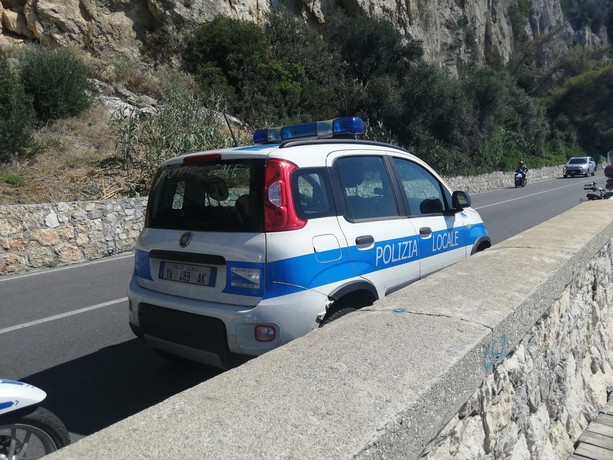 Scoppia la lite in spiaggia, bagnino aggredisce anche gli agenti: trovato positivo ad alcool e stupefacenti, denunciato
