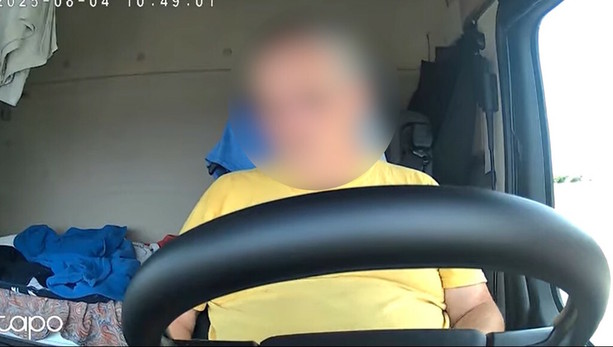 Faceva video per Tik Tok alla guida di un tir: camionista di Cuneo patteggia cinque anni