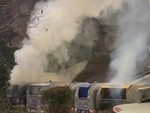 Danno alle fiamme i bidoni poi scappano, paura in piazza Ghirlandaio