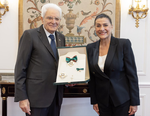 Cecilia Bartoli premiata da Sergio Mattarella con l’onorificenza di Grande Ufficiale della Repubblica Italiana (Foto) Cecilia Bartoli premiata da Sergio Mattarella con l’onorificenza di Grande Ufficiale della Repubblica Italiana (Foto)