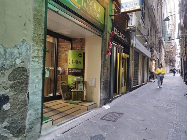 Centro storico, l’ennesima giornata di ordinaria follia. L’esasperazione dei commercianti: “Così non è più vivibile”