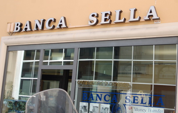 Sanremo: attacco informatico alla Banca Sella di via Escoffier, sottratti milioni di euro ma clienti garantiti