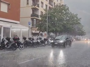 Maltempo, Arpal rivede l'allerta: sul Ponente arancione fino alle 2 di domani, poi gialla fino alle 6 Maltempo, Arpal rivede l'allerta: sul Ponente arancione fino alle 2 di domani, poi gialla fino alle 6