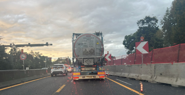 Cade dalla moto sull'Autolaghi: è grave. Traffico paralizzato da Busto verso Varese Cade dalla moto sull'Autolaghi: è grave. Traffico paralizzato da Busto verso Varese